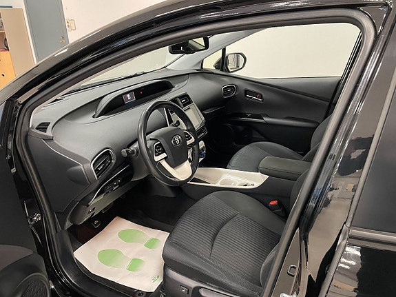 Toyota Prius 6 of 8