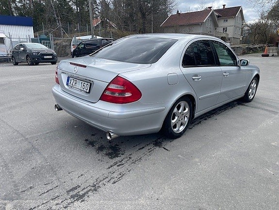 Mercedes-Benz E200 4 of 5