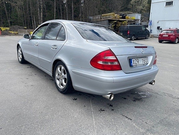 Mercedes-Benz E200 3 of 5