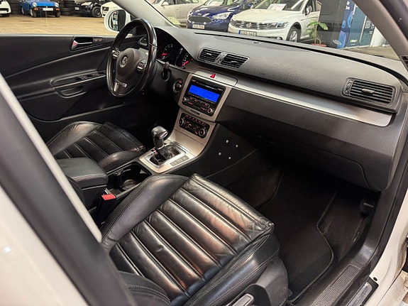 Volkswagen Passat 13 of 23