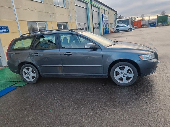 Volvo V50 2 of 5