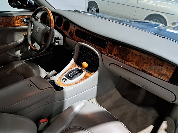 Jaguar XJ 7 of 26