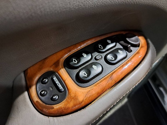 Jaguar XJ 17 of 26