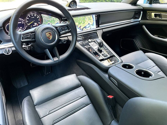 Porsche Panamera 4 3 of 5