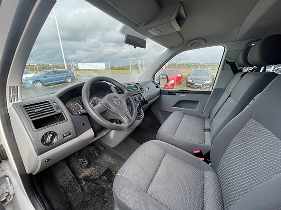 Volkswagen Caravelle 10 of 22