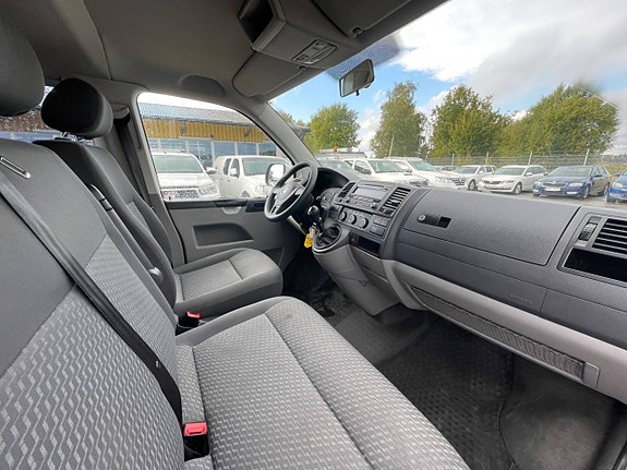 Volkswagen Caravelle 9 of 22