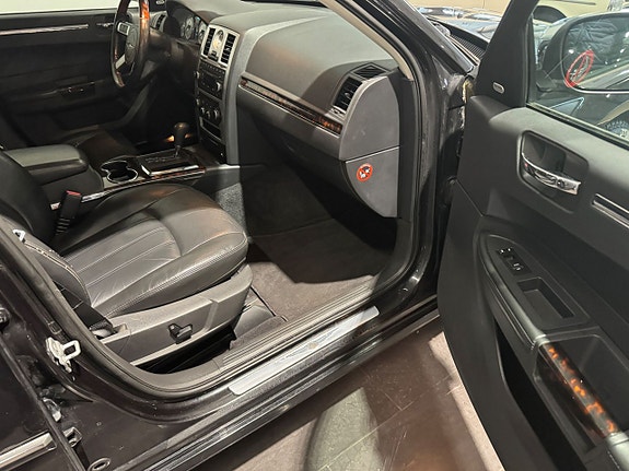 Chrysler 300C 7 of 10