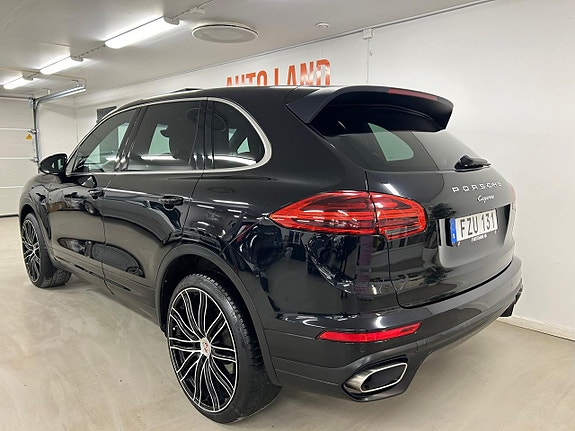 Porsche Cayenne 8 of 27