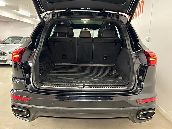 Porsche Cayenne 15 of 27