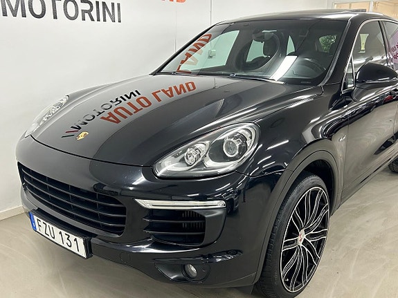 Porsche Cayenne 4 of 5