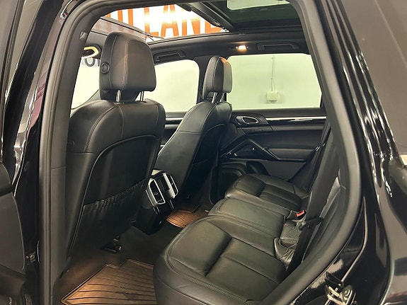 Porsche Cayenne 13 of 27