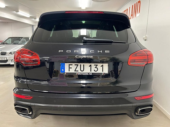 Porsche Cayenne 14 of 27