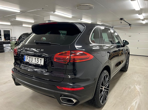 Porsche Cayenne 16 of 27
