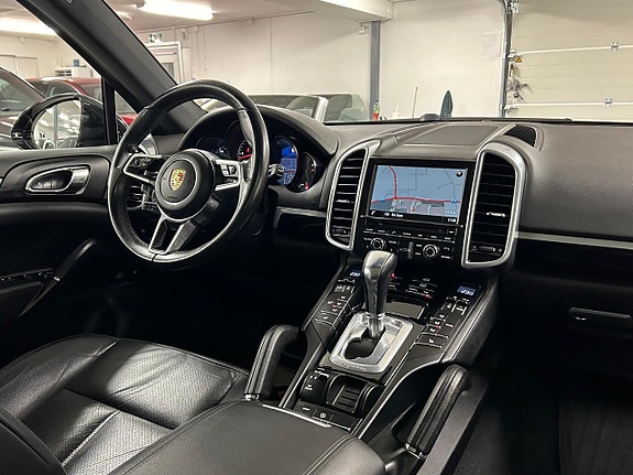 Porsche Cayenne 19 of 27