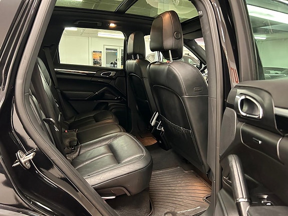 Porsche Cayenne 17 of 27