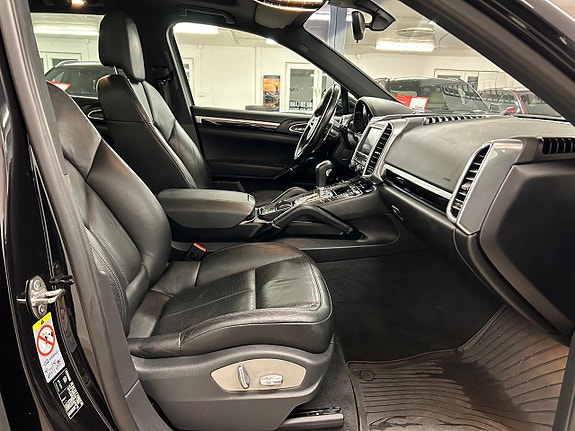 Porsche Cayenne 18 of 27