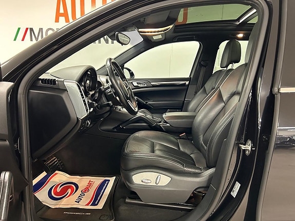 Porsche Cayenne 10 of 27