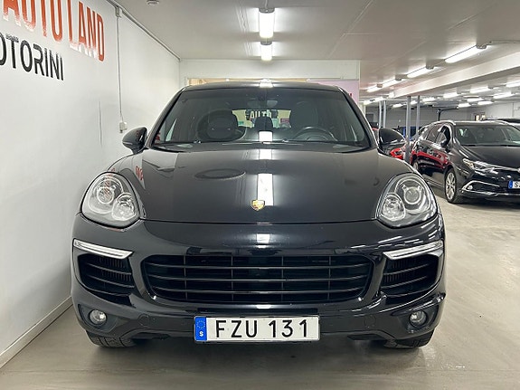 Porsche Cayenne 3 of 5