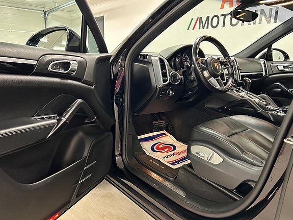 Porsche Cayenne 9 of 27