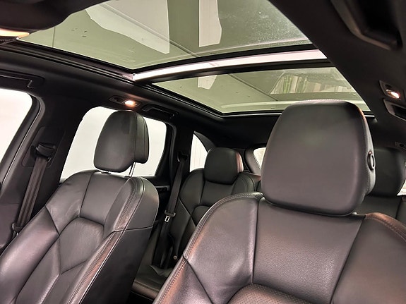 Porsche Cayenne 12 of 27