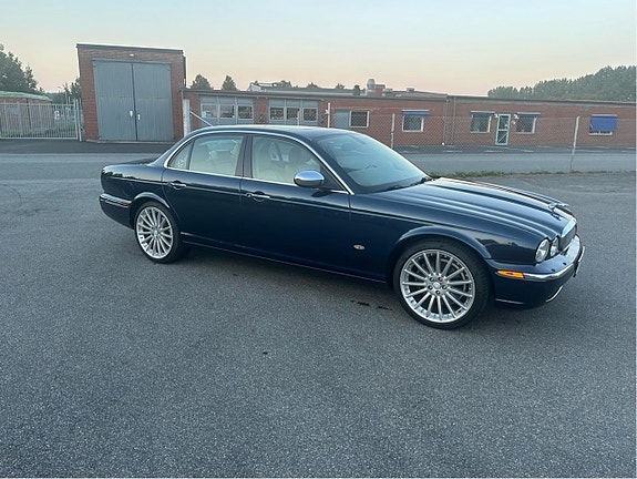Jaguar XJ 2 of 5