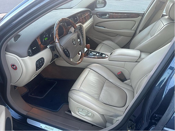Jaguar XJ 3 of 5