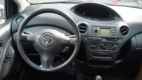 Toyota Yaris 7 of 7