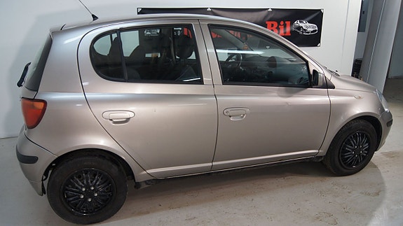 Toyota Yaris 2 of 5