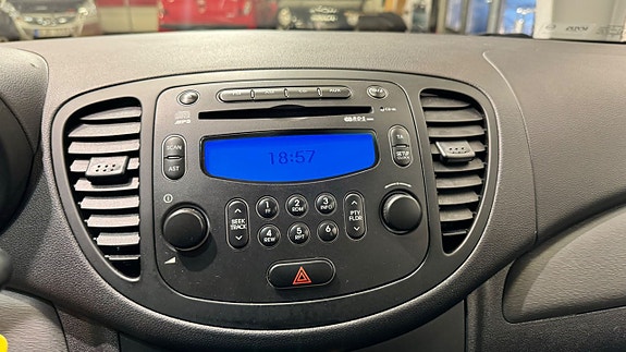 Hyundai i10 9 of 16