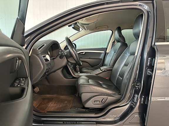 Volvo V70 4 of 5