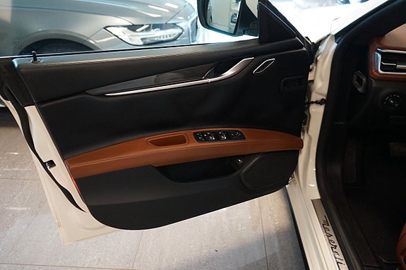 Maserati Ghibli 4 of 5