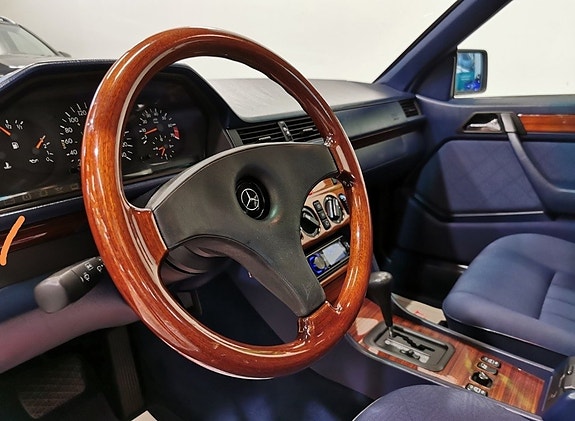 Mercedes-Benz E220 7 of 9