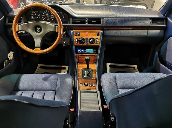 Mercedes-Benz E220 8 of 9