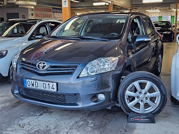 Toyota Auris 2 of 14