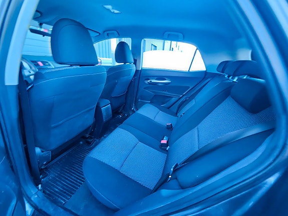 Toyota Auris 12 of 14