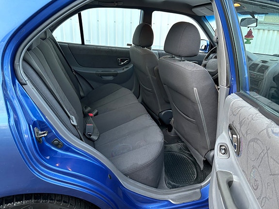 Hyundai Accent 11 of 15