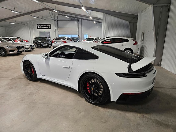 Porsche 911 Carrera GTS 4 of 5