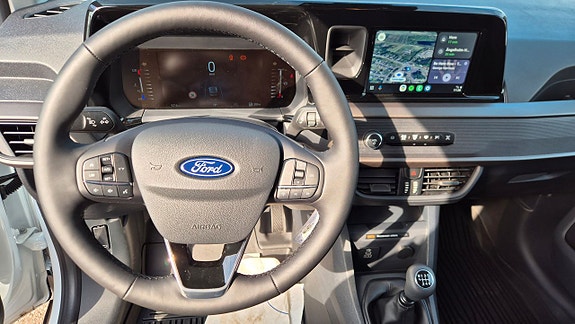 Ford Transit Courier 18 of 18