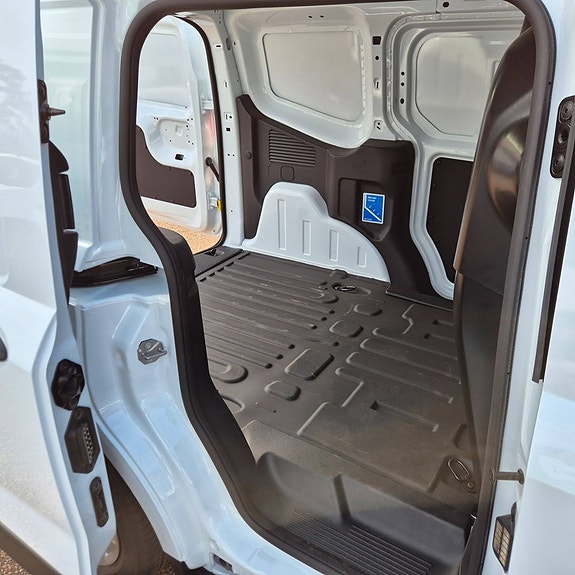 Ford Transit Courier 10 of 18