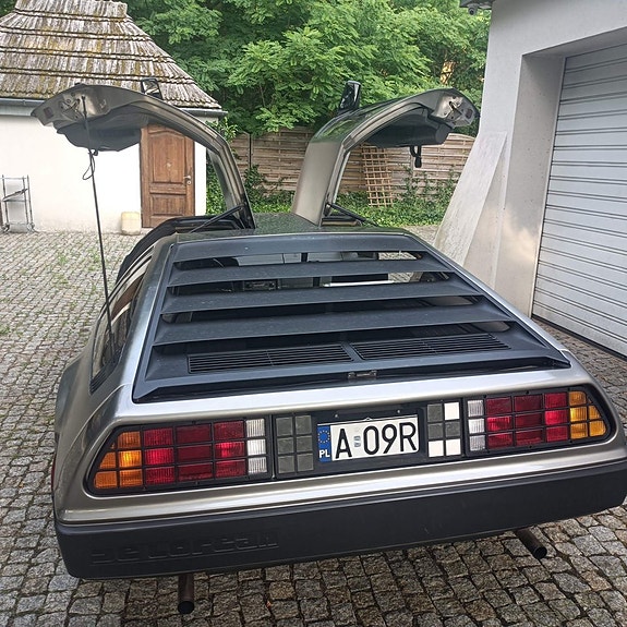 DeLorean DMC 11 of 17