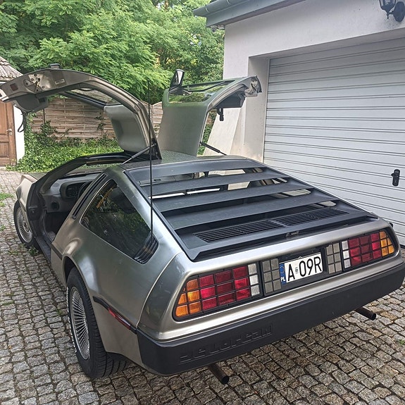 DeLorean DMC 2 of 5