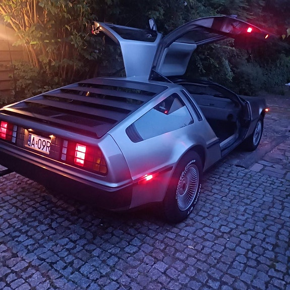 DeLorean DMC 8 of 17