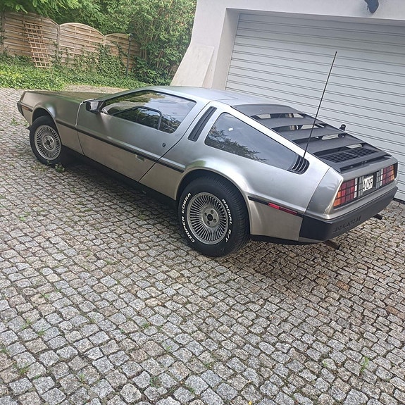 DeLorean DMC 12 of 17