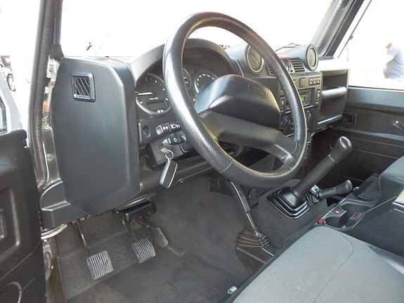 Land Rover Defender 110 6 of 10