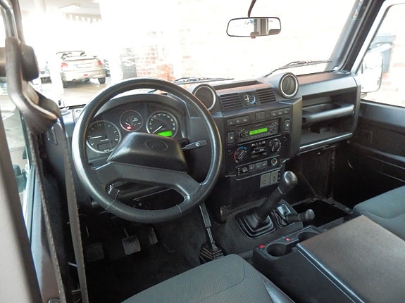 Land Rover Defender 110 7 of 10
