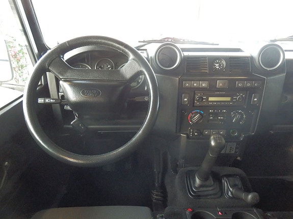 Land Rover Defender 110 8 of 10
