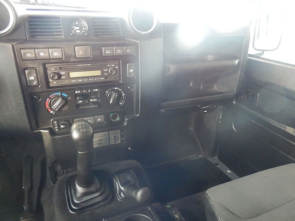 Land Rover Defender 110 9 of 10