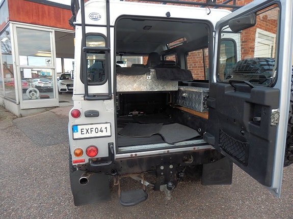 Land Rover Defender 110 5 of 5