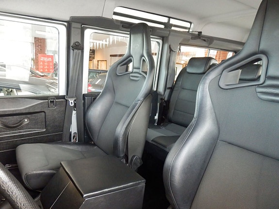 Land Rover Defender 110 10 of 10