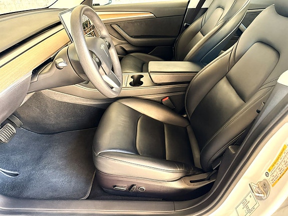 Tesla Model 3 8 of 11